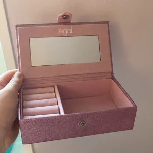 Jätte fint typ smyckeskrin  - Hej nu säljer jag detta fina smyckeskrin kom privat om ni är intresserade 💗