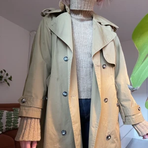 Brun trenchcoat  - Brun trenchcoat från Arket.