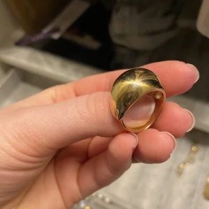 Statementringar  - 3 st statementringar i guldplätering från pilgrim. Dessa är helt oanvända och passar alla då de går att justera. Skriv för mer bilder :)