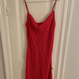 Röd lång klänning från zara. Säljer då den inte kommer till snvändning