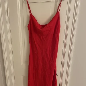Långklänning  - Röd lång klänning från zara. Säljer då den inte kommer till snvändning