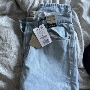 Helt nya pull&bear jeans med prislapp kvar som var lite för stora för mig men som jag missade att skicka tillbaks. Storlek 40, nypris är 399