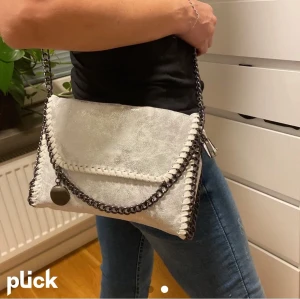 Väska - Helt oanvänd och ny Stella mccartney liknande väska☺️ Fick den i present men det är inte min typ tyvärr så säljer den här💓 Nypris: 439kr men säljes för 350kr+frakt👍🏻
