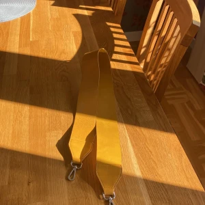 Väskrem gul - Gul väskrem från Åhléns egna märke. Supersnygg och passar till alla väskor. Frakt 49kr