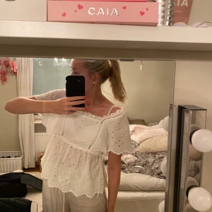 Topp - Säljer min fina topp från ASOS, då den aldrig är använd. Man knyter åt den på sidorna och man kan även knyta den bak i ryggen, går att ha som off shoulder. I storlek S💓