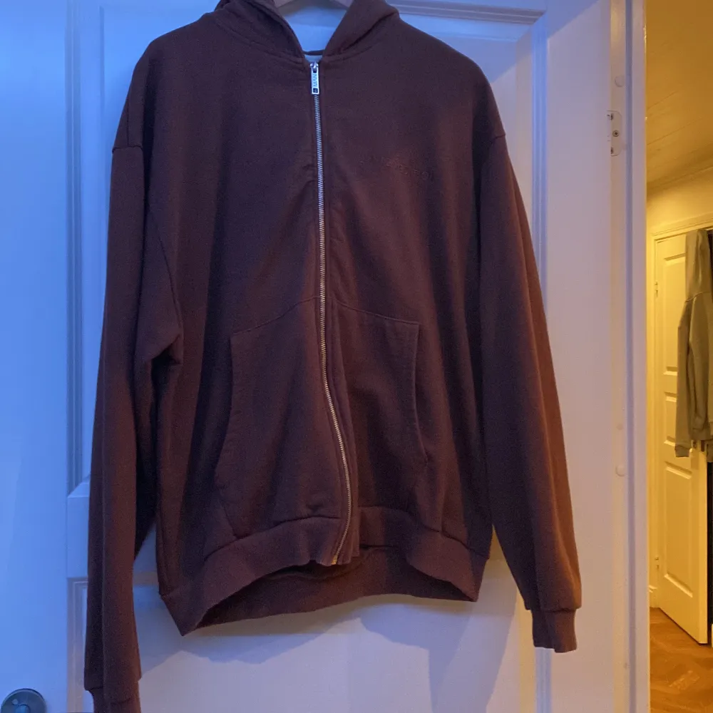 Brun zip hoodie köpt på boohoo i storleken L men passar också XL, pris och frakt kan diskuteras.. Blusar.