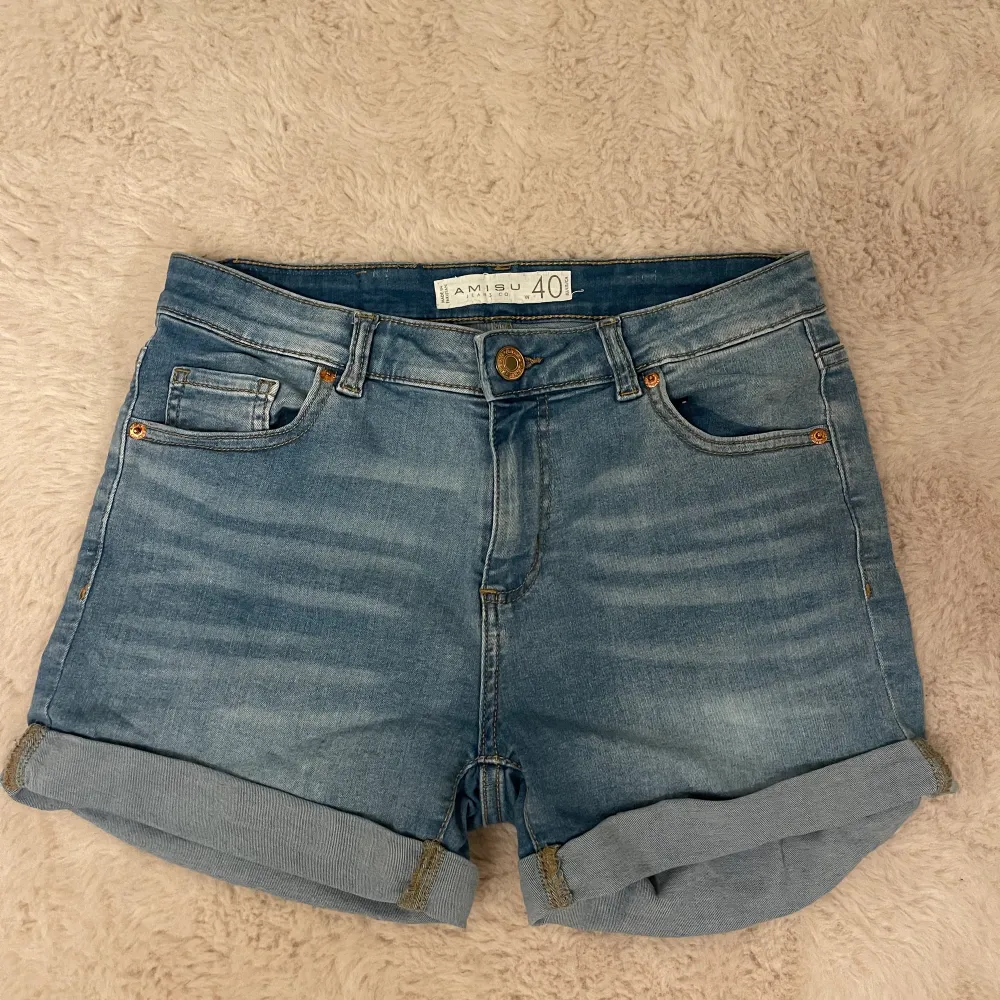 Ett par Amisu jeans shorts! strl 40/M. stretchingt tyg💗  Jag säljer dessa super fina jeansshorts när jag inte använder dem. Har använt , men rätt så nytt skick💕💕 ( mer bilder privat ). Shorts.