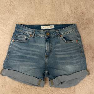 Ett par Amisu jeans shorts! strl 40/M. stretchingt tyg💗  Jag säljer dessa super fina jeansshorts när jag inte använder dem. Har använt , men rätt så nytt skick💕💕 ( mer bilder privat )
