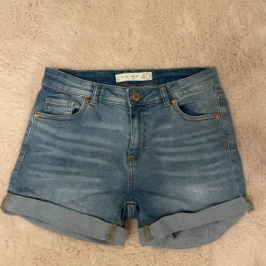 Amisu jeans shorts - Ett par Amisu jeans shorts! strl 40/M. stretchingt tyg💗  Jag säljer dessa super fina jeansshorts när jag inte använder dem. Har använt , men rätt så nytt skick💕💕 ( mer bilder privat )