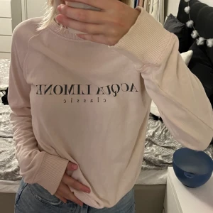 Aqua Lemon tröja  - Säljer denna rosa äkta aqua lemon tröja i ljusrosa i storlek S. Fin kvalite köparen står för frakten skriv privat för fler frågor 