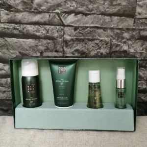 Ritual of Jing - Ett oanvänt ritual of Jing set 💚 Här inne finns alltså en shower gel, en body scrub, en dry oil for body and hair och en deep sleep pillow mist. Original priset på detta är från 260-500 kr. Men jag säljer den för 100 kr 