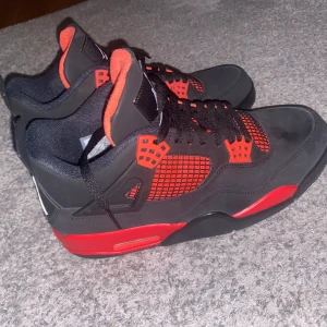 Jordan 4 Red Thunder - De är köpta från en vän, därefter har jag haft på mig de ett fåtal gånger. Princip är de i nyskick.  Cond: 8/10 Ingen box eller kvitto dock, därför sjunker värdet lite på de. Fraktas med spårbar frakt, köpare står för frakt.