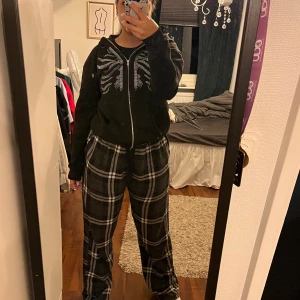 Rhinestone hoodie - Säljer min as snygga rhinestone hoodie som inte längre kommer till användning! Bra pris vid snabb affär🥰