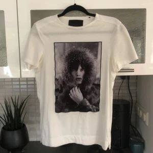 Limitato tisha - Snygg vit limi tisha i storlek xs passar s