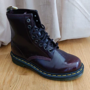 Dr.Martens WINCHESTER II BOOT 1460 VEGAN - Dr.Martens stövlar i vinröd nyans. Storlek 38. Använt 3 gånger utomhus och har sedan dess legat i garderoben. Nypris: 2095kr