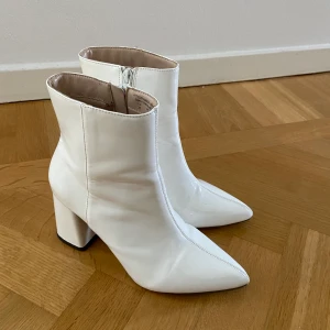 Vita boots NA-KD - Säljer dessa superfina bootsen!!! Sparsamt använda och i nyskick🥳från NA-KD i storlek 37.