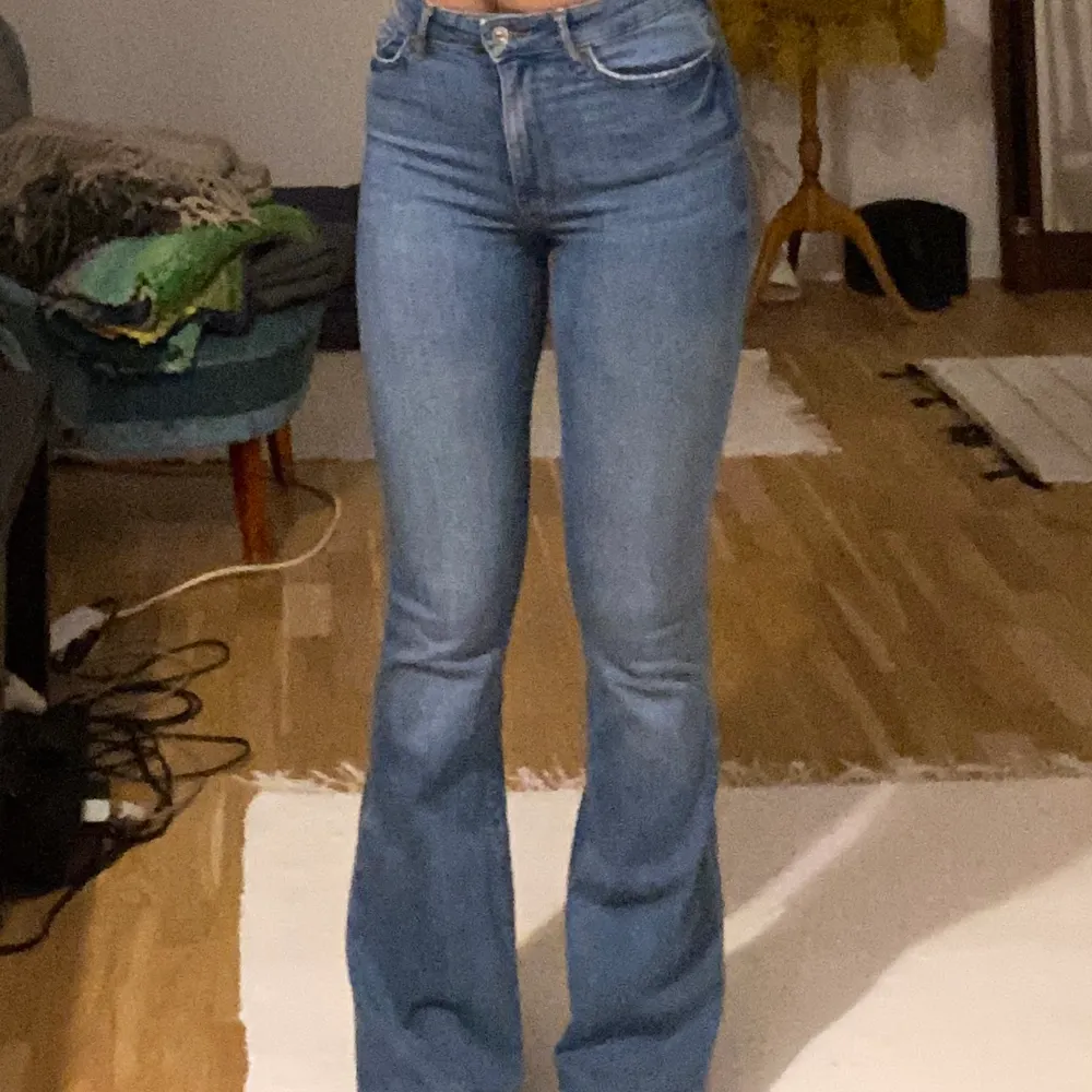 Jag säljer dessa jättesnygga Bootcut jeans från zara. Swipe för fler bilder . Jeans & Byxor.