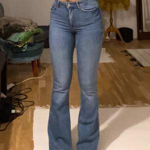 Jag säljer dessa jättesnygga Bootcut jeans från zara. Swipe för fler bilder 