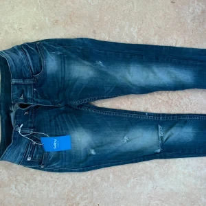 Lågmidjade jeans - Lågmidjade skinny jeans som är håliga  Mörkblå  Det stog ingen storlek på men skulle säga xs/s