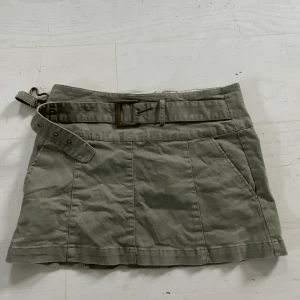 Kjol - En till super fin kjol Fick den av min mamma som var hennes under 90-talet så vet ej ”ny pris” I midjan så är den 76-80 cm Skriv om ni vill köpa!  Postar, tar bara Swish💗 behöver få sålt till lördag så om du har ett annat pris skriv