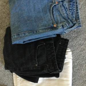 Säljer 3 par arrow jeans från weekday i färgen blå,vit & svart. Anledning är för små och dem är knappt använda så i mycket bra Skick!  Blåa jeans storlek : 25/30 Svarta jeans storlek : 24/32 Vit jeans storlek : 25/32 300kr styck + frakt 