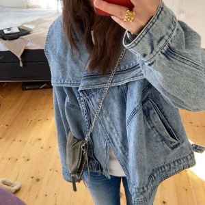 Jeansjacka h&m - Intressekoll på min superfina populära jeansjacka från h&m! Toppenskick! Skriv till mig eller kommentera hur mycket ni skulle kunna köpa den för!❤️❤️❤️