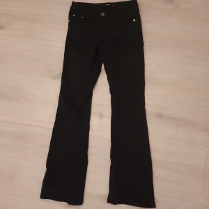 Bootcut jeans fr. Bikbok - Lågmidjade bootcut jeans från bikbok. Stl XS. Superfint skick! Bara skriva för fler bilder eller frågor💕