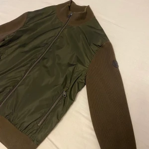 Moncler cardigan - Moncler i nyskick nästan aldrig andvänd storlek medium