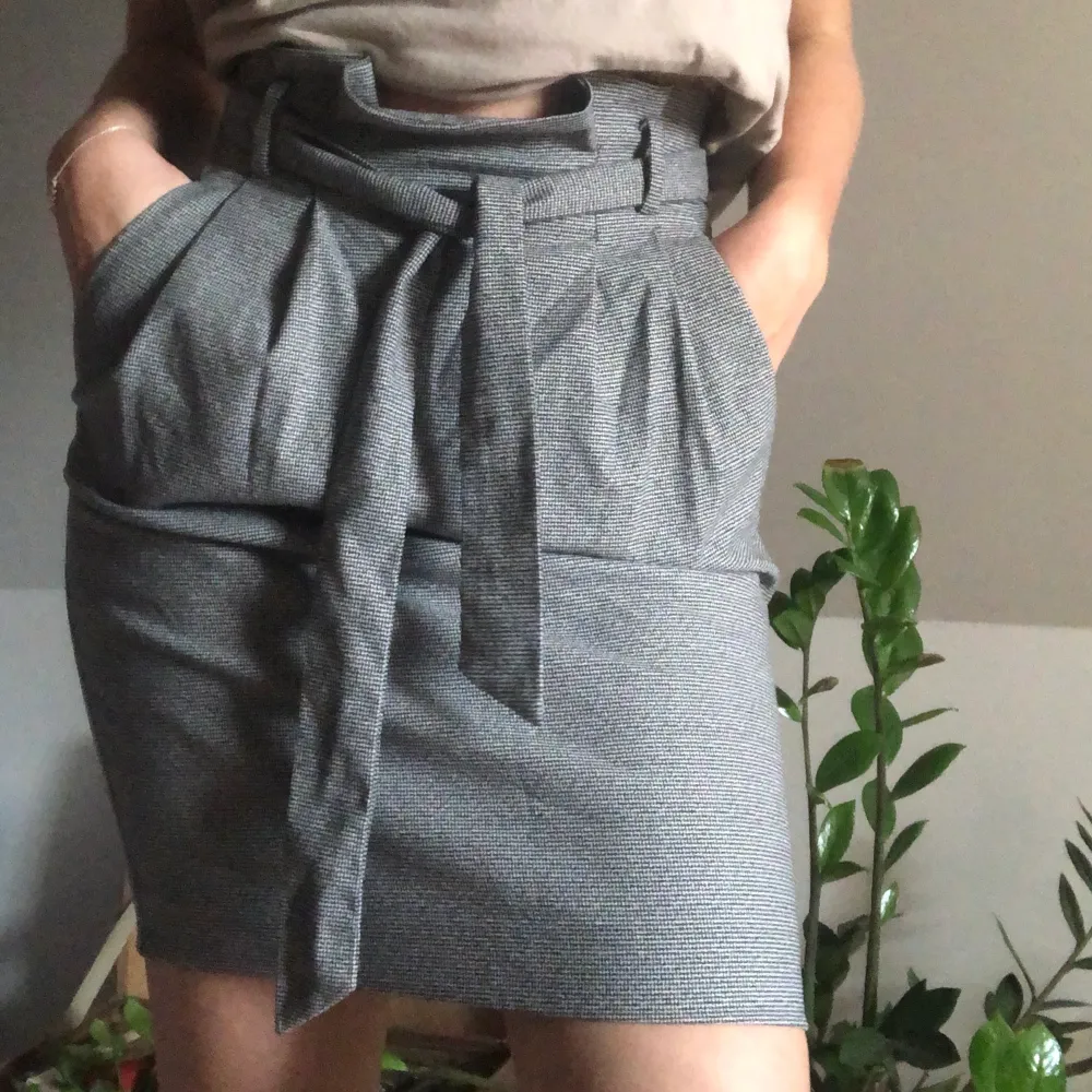 Säljer denna mönstriga kjol på grund av att jag får ingen användning av den. Har ni frågor är det bara att höra av er!! 💗. Hameet.