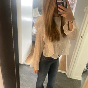 Zara blus  - Säljer nu denna trendiga blusen från zara. Den är i fint Skick och använd två gånger. Skriv för intressen eller frågor ❤️köp direkt för  300🤍