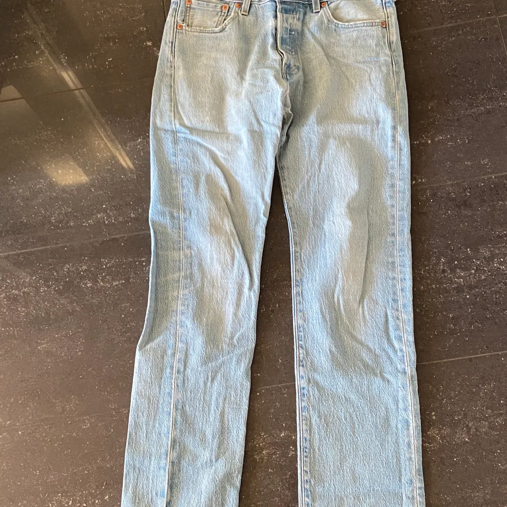 Ljudiblåa Levis jeans Storlek: 30-32 Bykorna har ett litet hål där bak, därefter nedsänkt pris. Jeans & Byxor.