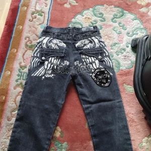 Buggy unisex jeans - En fin jeans med tryck på och passar till båda kön. Jeans kan användas som half jeans.midjä 72cm och inebens70cm