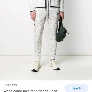 Nike teech fleece tracksuit  - Säljer min Nike teech fleece white camo tracksuit då jag tröttnat. Går och köpa byxorna eller tröjan och har ingen bra bild men kom privat för mer info de storlek S men stor i storleken