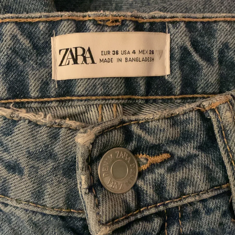 Zara mom jeans, använda typ 5 gånger. Inte min stil längre. Bra skick, bra pris och såklart fri frakt👌 Skriv för mer frågor/bilder!. Jeans & Byxor.