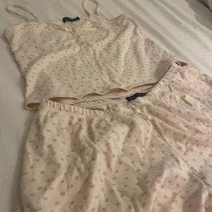 Brandy mellville set - Ett superfint brandy mellville det ( shorts + linne) i fint skick! ONE SIZE men skulle säga att det är XS/S Spårbar frakt - 66kr Vanlig - 24kr