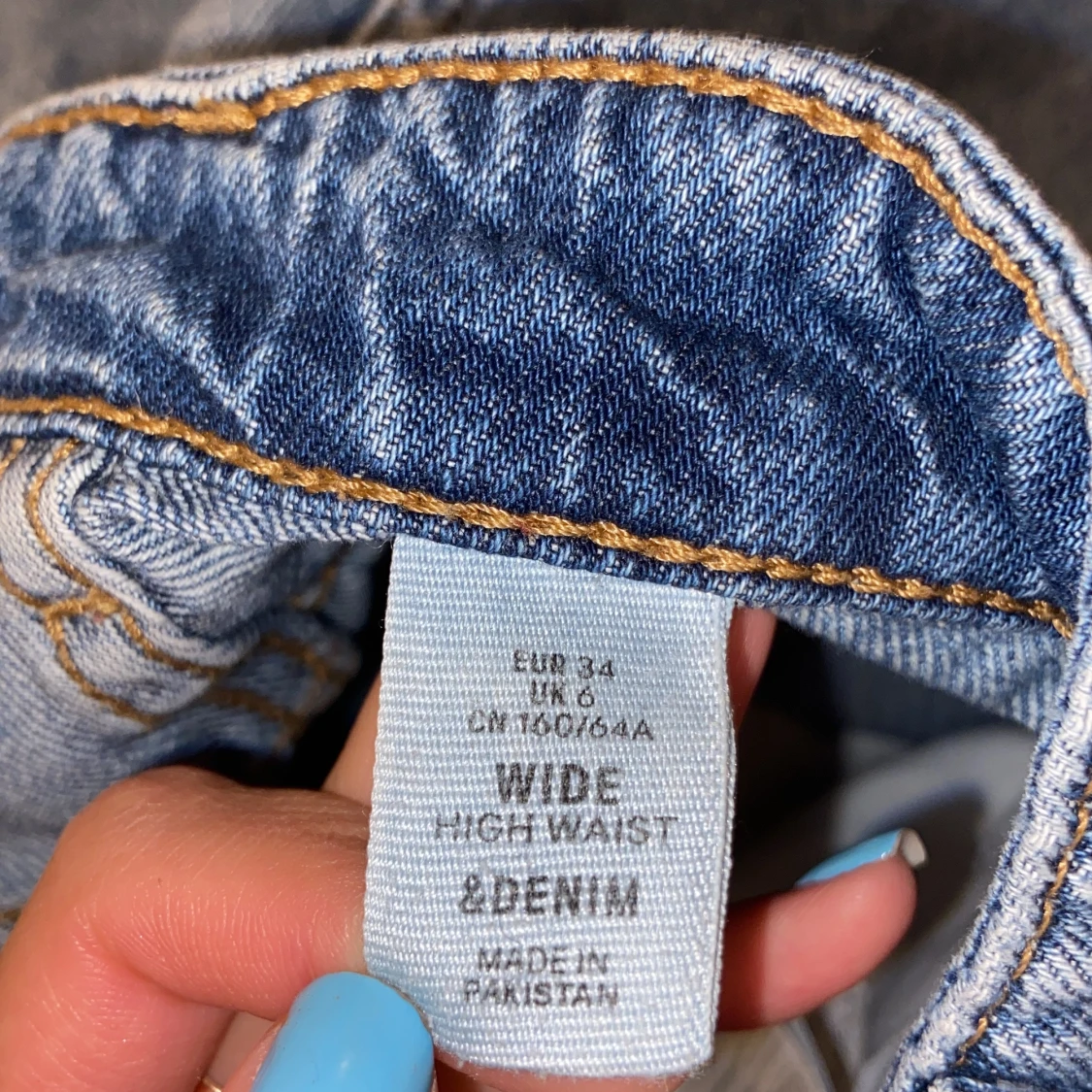 Högmidjade och utsvängda jeans från H&M - 91