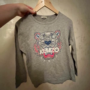 Kenzo tröja  - Äkta kenzo tröja som jag köpte för länge sen! Sjukt fin med fin blå glittrig detalj😍