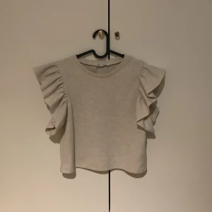Zara Topp - Jätte söt zara topp som passar till allt, köparen står för frakt🥰 inga defekter OBS betalar genom swish 