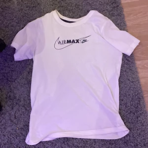 Nike air max t-shirt  - Säljer den billigt för att det kommit lite olja på armen som du kan se på tredje bilden men det syns knappt
