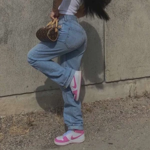 Nike skor  - Rosa vita Nike skor, slutsålda. Rosa lack köpta för 2500kr. Skick 9/10. Aldrig använda sen jag köpte dem men lite slitna eftersom jag/min syrra tagit bilder med dem💓