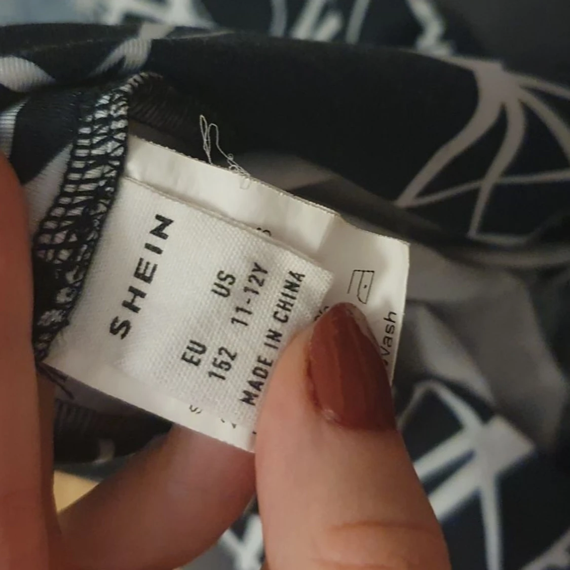 Ett par svart vita tränings byxor som är köpta från shein - 90