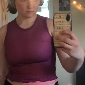 Sportigt linne strl. S - Nätlinne halterneck-ish, med ett rosa lager under.