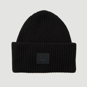 Acne mössa - Senaste bud 700kr! Den vanliga Acne mössan i svart färg! 🖤 I bra skick, har lappen och kvittot kvar om man vill ha med det. Nypris 1300kr.