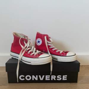 Skit snygga röda Converse som tyvärr inte kommer till någon användning, i väldigt bra skick! ❤️❤️ 350kr med frakt!