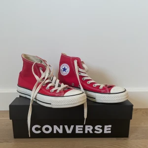 Röda Converse  - Skit snygga röda Converse som tyvärr inte kommer till någon användning, i väldigt bra skick! ❤️❤️ 350kr med frakt!