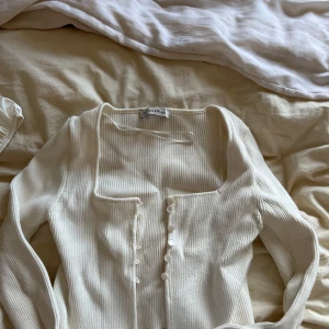 Topp från chiquelle - Jättefin stickad topp från chiquelle i väldigt fint och bra material. Tror det är ONESIZE så passar typ s-l. (OBS rensat ur min garderob så massa billiga kläder nu, köper du 2 plagg får du 1 gratis!)