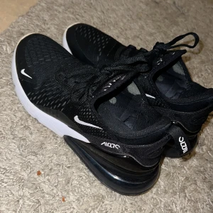 Nike 270 - Säljer ett par Nike 270 i storlek 37.5 de har ett litet hål på sidan se bild 2 men det är inget som syns. Skriv för intresse 🤍 köparen står för frakt 