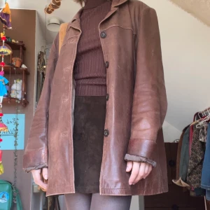 Brun skinnjacka - Så fin brun skinnjacka perfekt nu till hösten! Perfekt oversized fit vilket gör den perfekt att ha till t.e.x kjol!