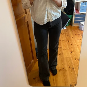Säljer mina så snygga svart/gråa jeans🤩💓så fina och långa i benen💓 - Säljer mina svart/gråa jeans🤩💓så fina och långa i benen💓