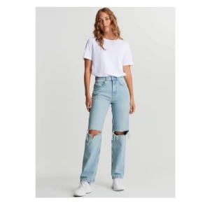 jeans  - Raka jeans från gina med hål i. köparen står för frakten hör av dig om du vill ha fler bilder☺️